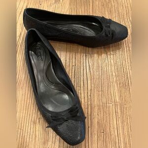 Børn Women’s 7 Black Ballet Flat, Reptile Embossed Leather with Bow and Padding